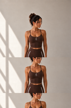 Brassière Flowline chocolat portée de face, logo Siren Flow blanc
