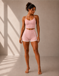 Short Flowline rose clair porté avec brassière rose assortie