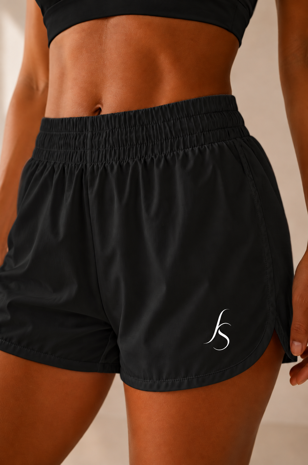 Short Run noir - détail porté avec logo blanc