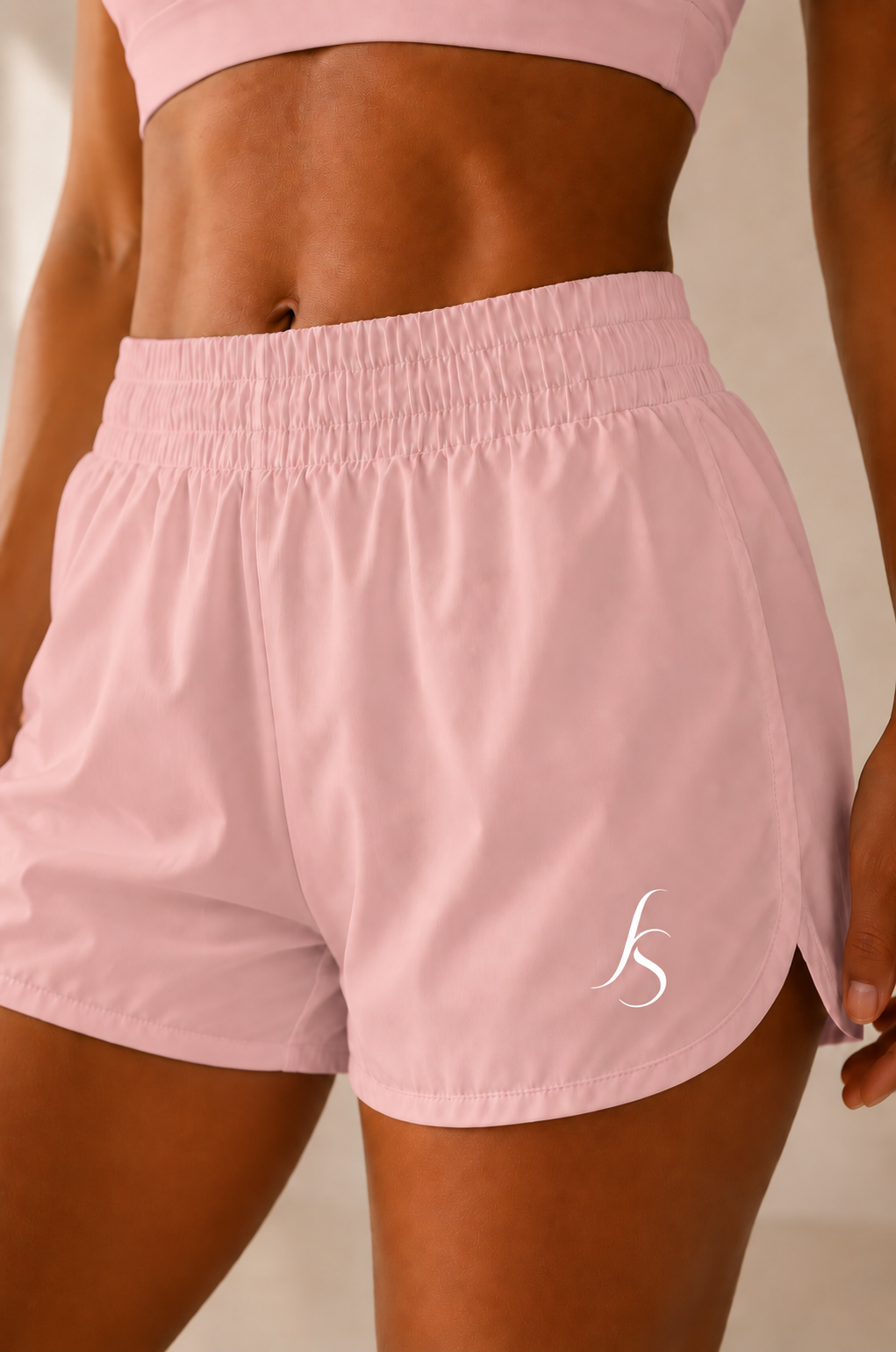 Short Run rose clair - détail porté avec logo blanc