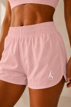 Short Run rose clair - détail porté avec logo blanc