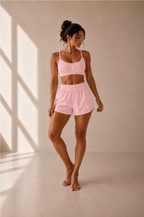 Short Run rose clair porté avec top rose assorti et logos blancs
