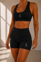 Brassière Soft Skin noire avec short noir, vue rapprochée