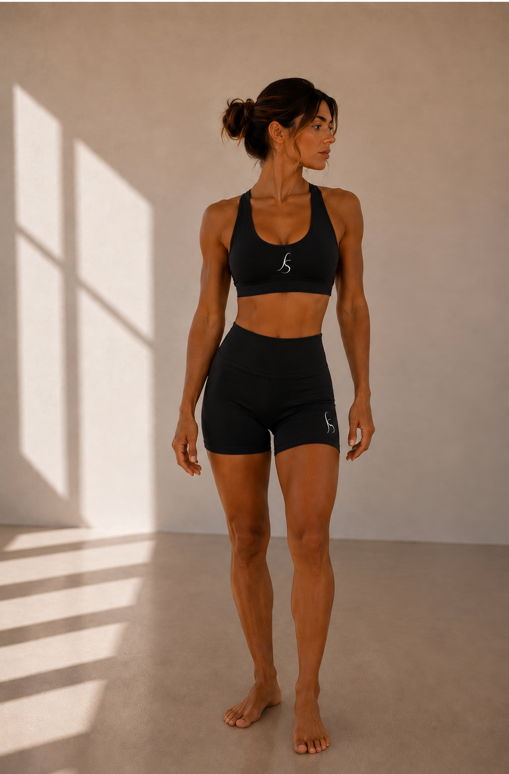 Brassière Soft Skin noire avec short noir, vue de face